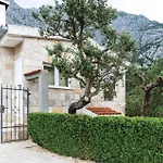 Beautiful Home In Makarska With Kitchen